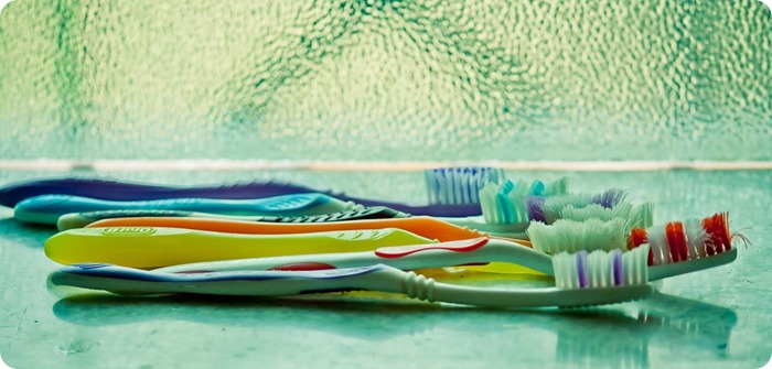 Di corsa a lavarsi i dentini: 5 regole per lavabo e portaspazzolino a prova di germi