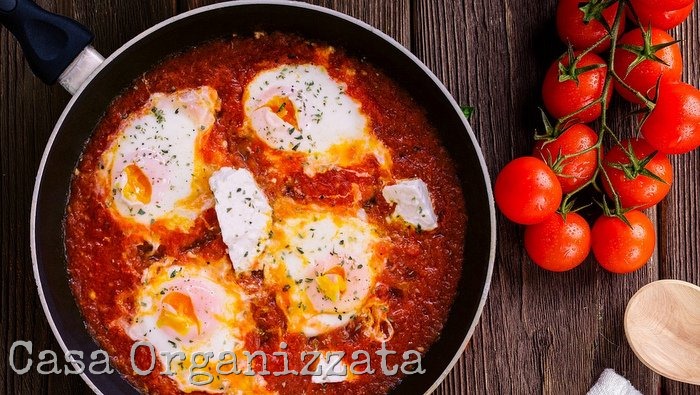 Ricette veloci - uova al pomodoro e mozzarella di bufala